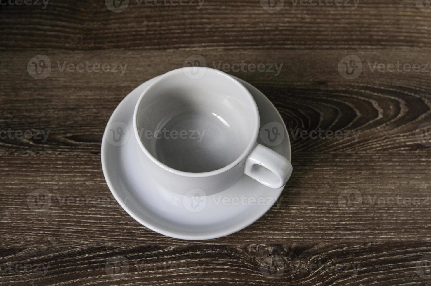 tasse de café sur un brun en bois photo
