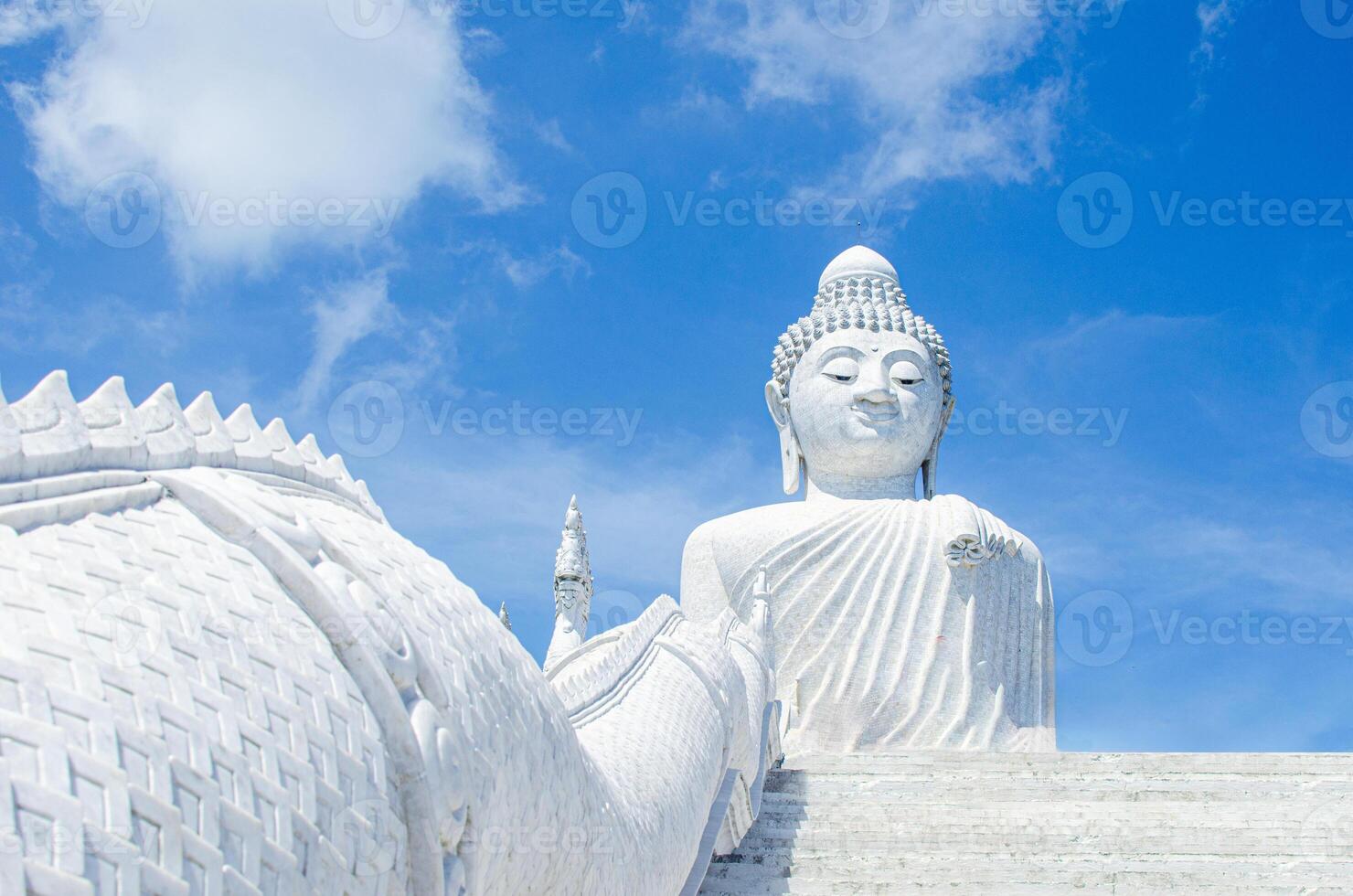 naga escaliers en haut à une gros Bouddha sur Haut de le nakkerd collines dans Phuket, Thaïlande. photo