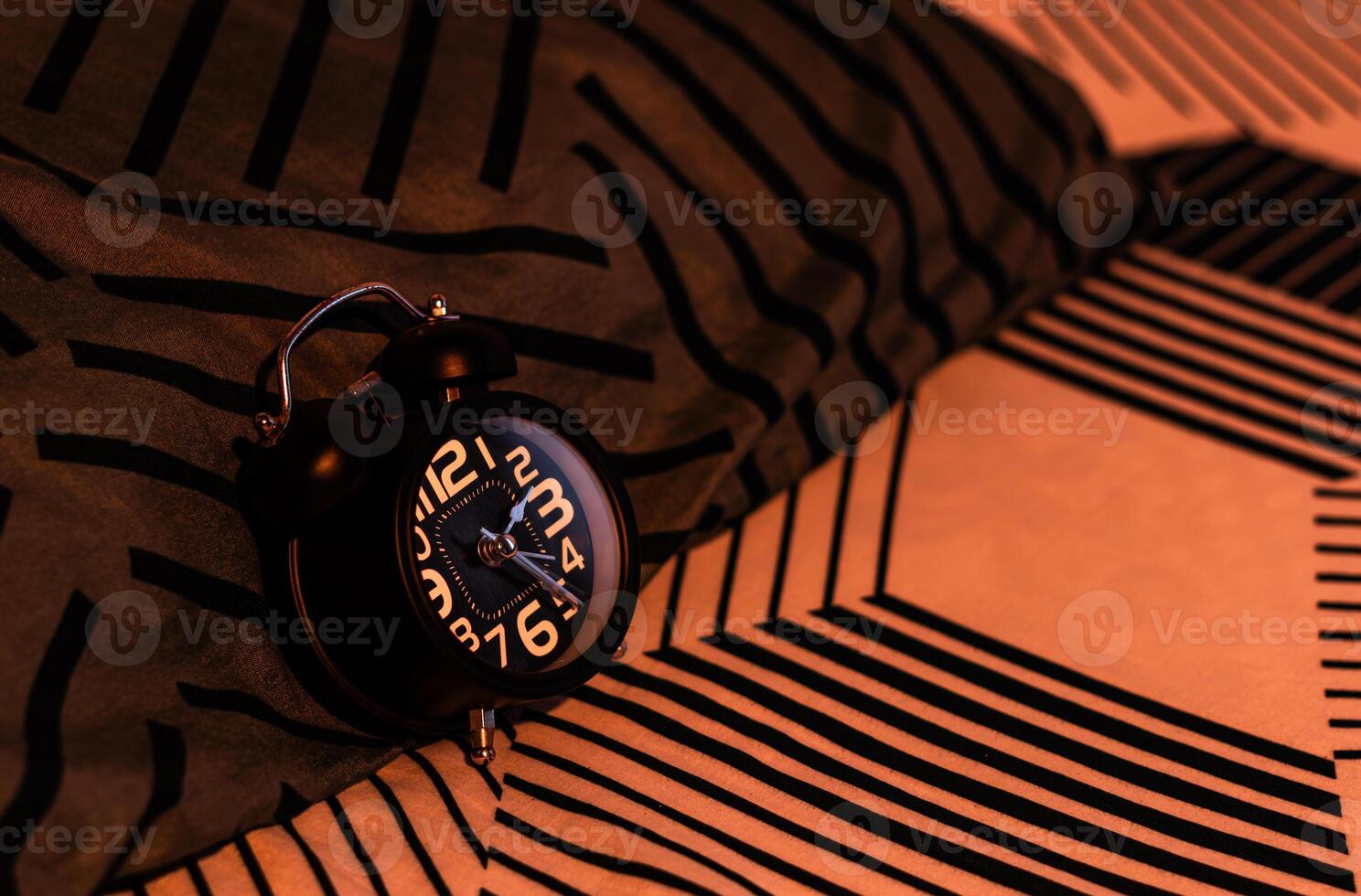 heure du coucher et du repos concept. proche en haut de noir alarme l'horloge sur lit montrant dix heures pm. temps à sommeil photo