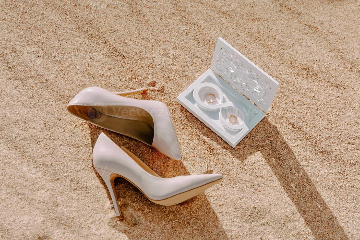 mariage des chaussures sur le sable, mariage anneaux photo