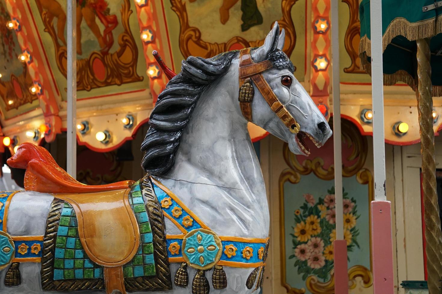 cheval de carrousel rétro sur le marché de noël. photo