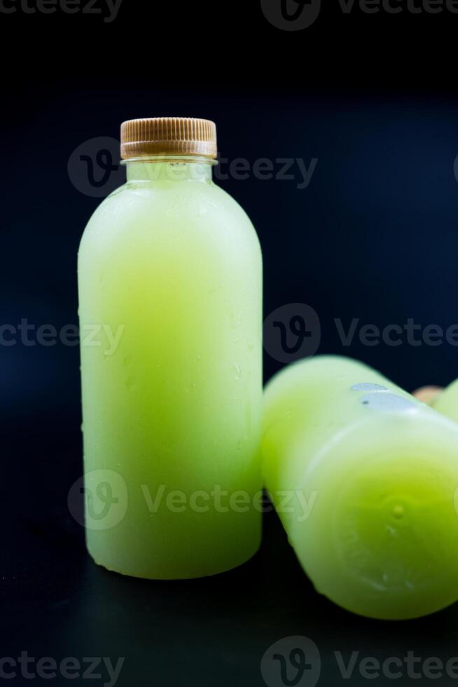 savoureux en bonne santé goyave jus bouteilles. photo