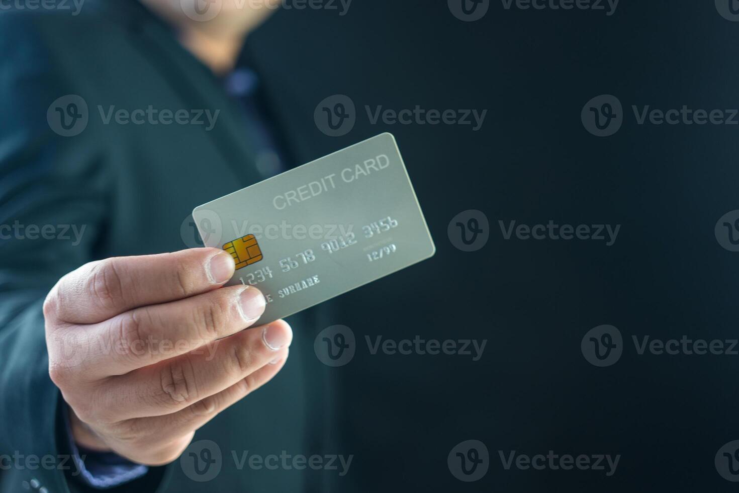 Commerce et consumérisme. une homme d'affaire en portant en dehors une crédit carte. photo