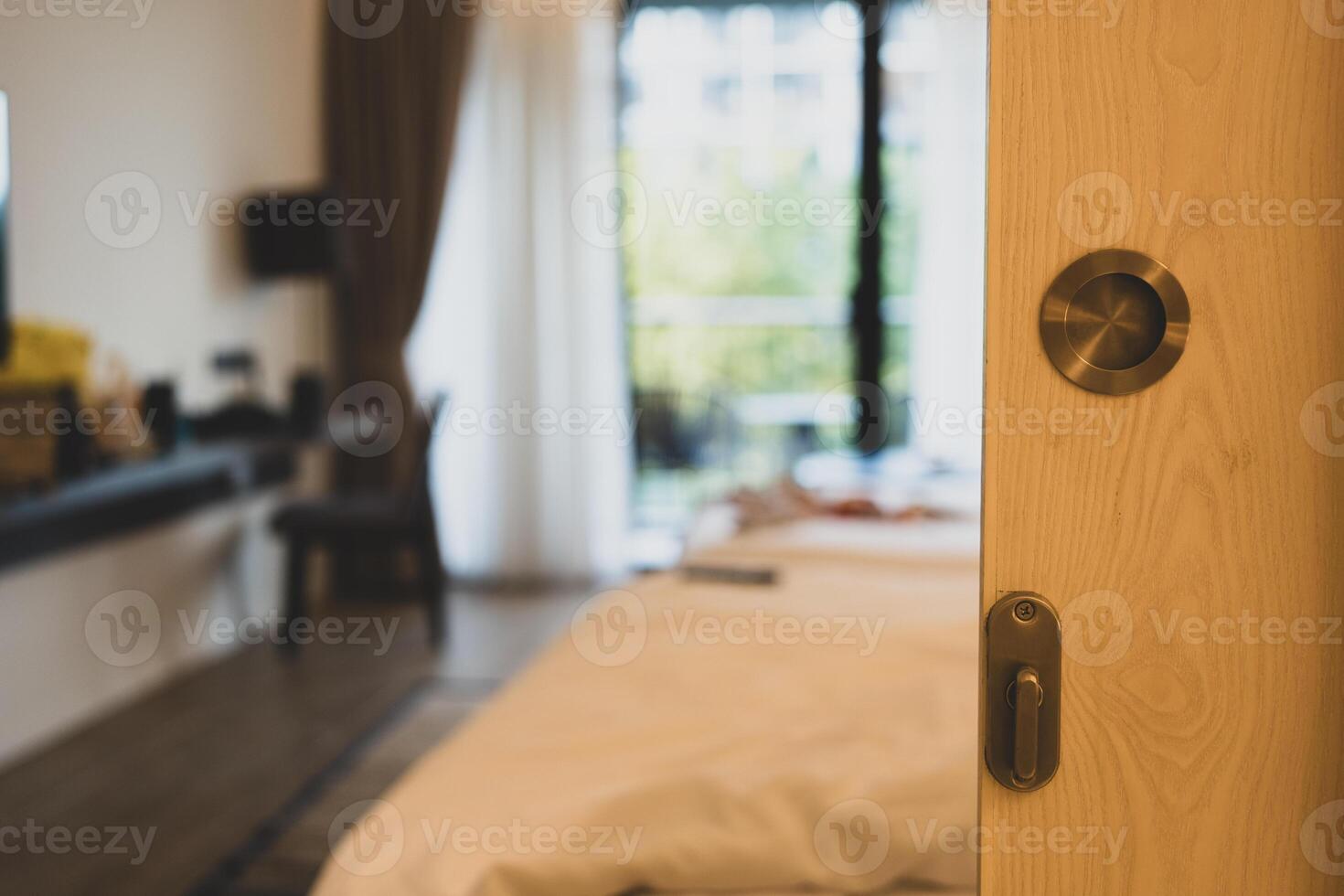 vue par le bois porte dans une chambre avec deux double des lits et les fenêtres. photo