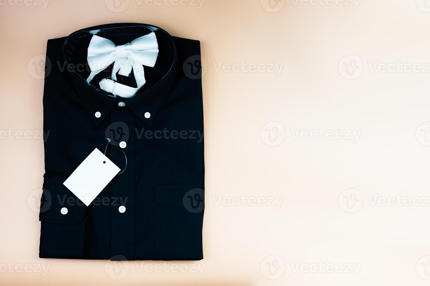 noir plié Pour des hommes chemise avec Vide étiquette étiquette maquette et blanc arc attacher photo