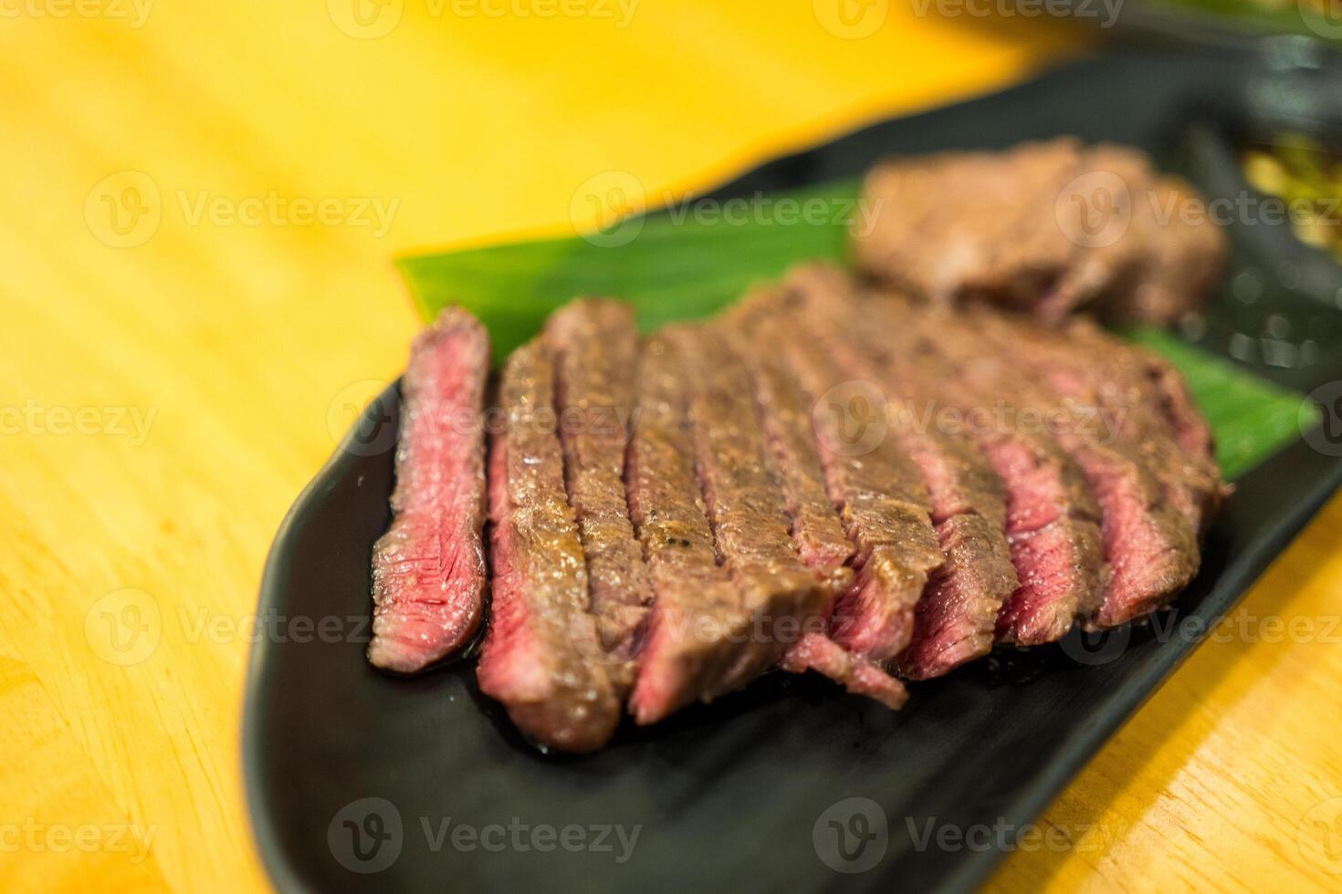tranché moyen rare grillé du boeuf ribeye steak photo