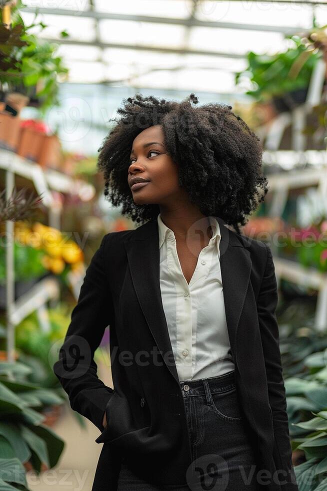 noir affaires femme dans une jardin centre entouré par verdure photo