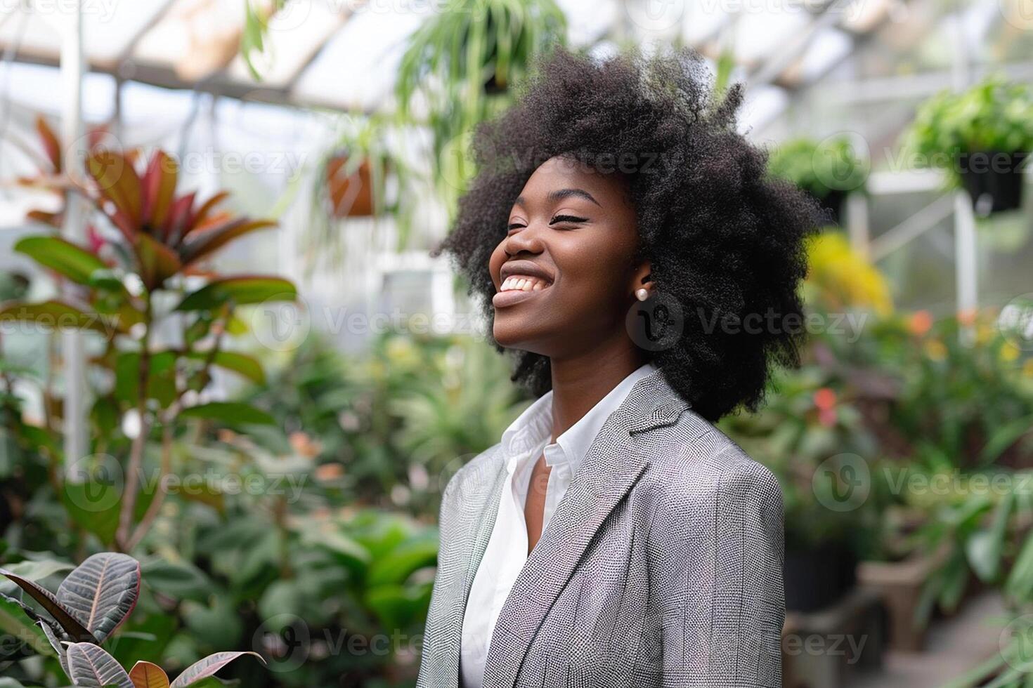 noir affaires femme dans une jardin centre entouré par verdure photo