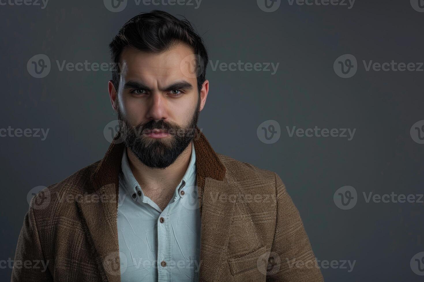 Jeune européen homme d'affaire dans décontractée veste sur gris Contexte. photo