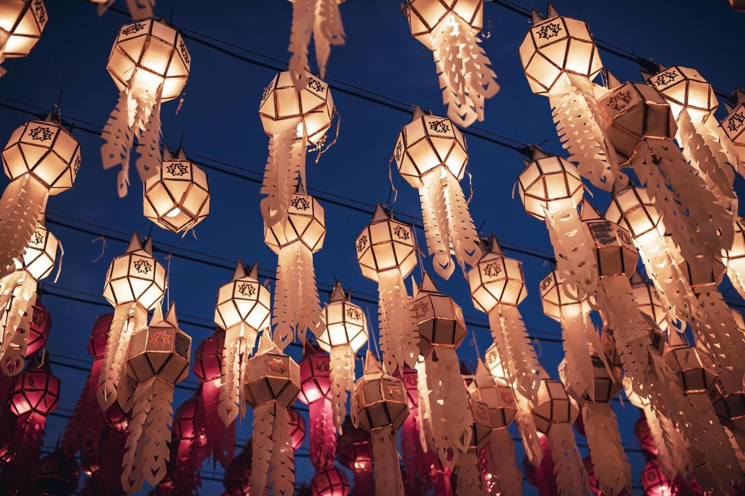 lanternes fabriqué de coloré papier sont accroché pendant le annuel Festival à wat phra cette haripunchai dans lampe de poche province. photo