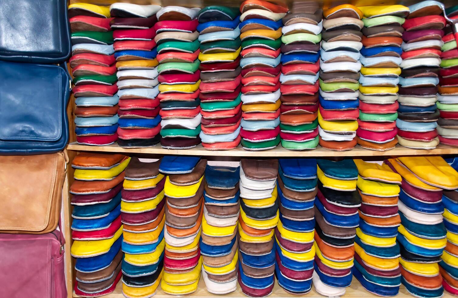 stalles dans médina vieux ville. traditionnel des chaussures magasin magasin. Fès, Maroc. Afrique. photo