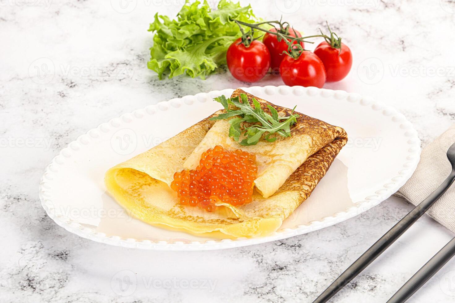 crêpe russe au caviar rouge photo