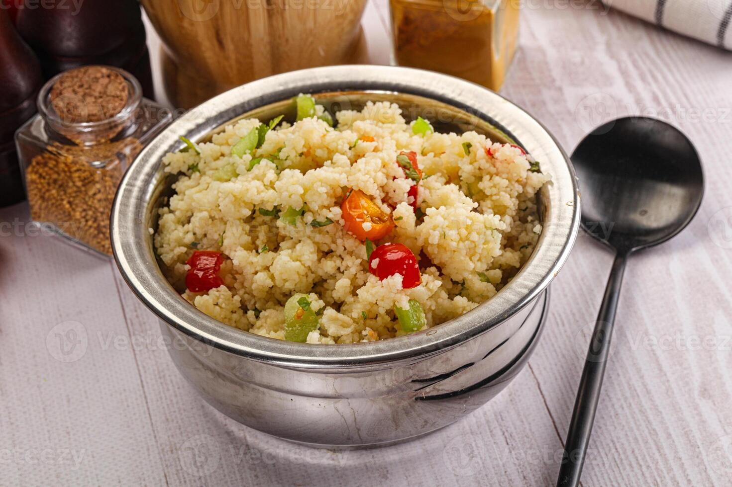 végétalien cuisine couscous avec des légumes photo