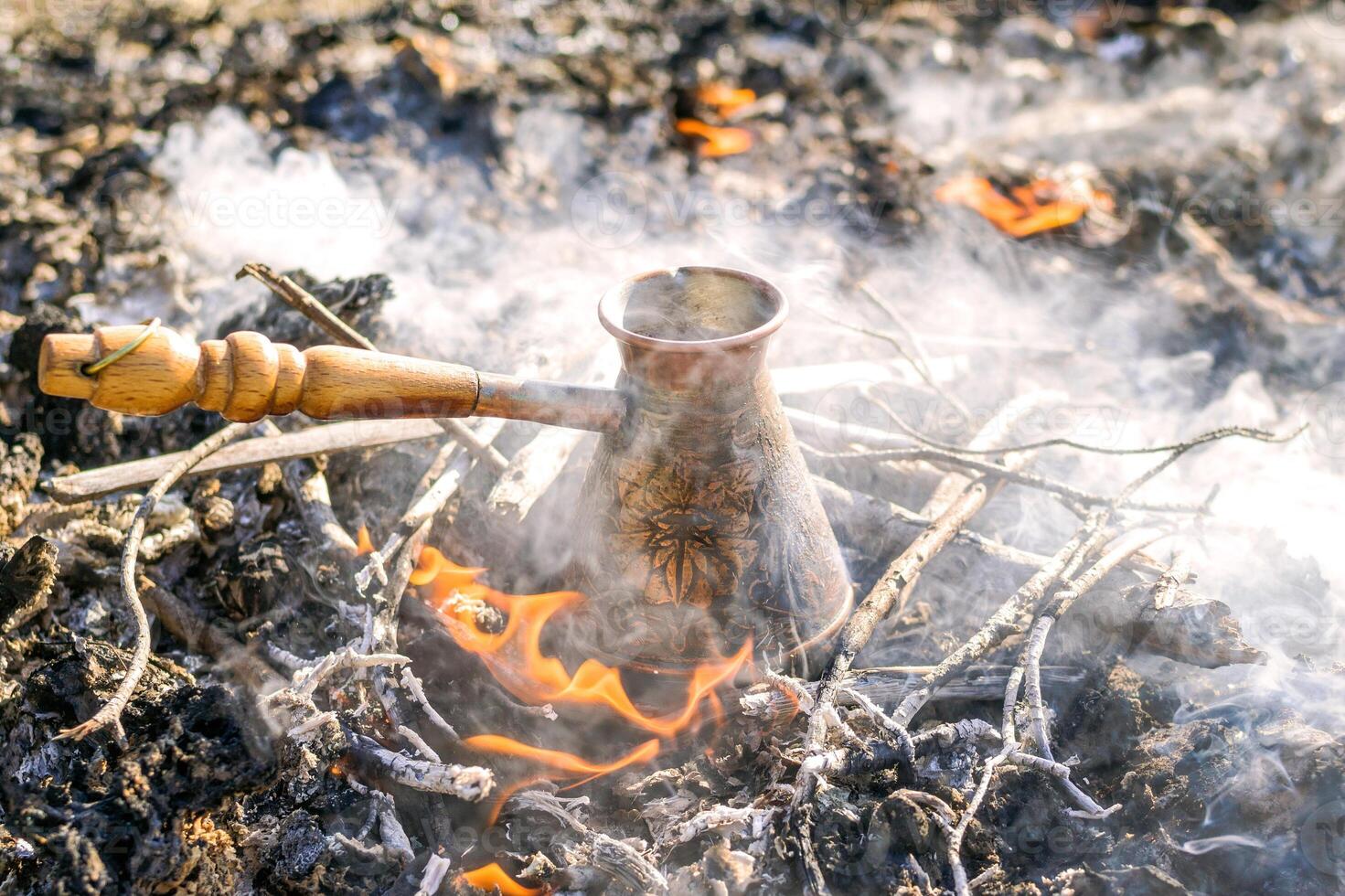 ébullition café dans turc cezva sur feu de camp charbons. photo