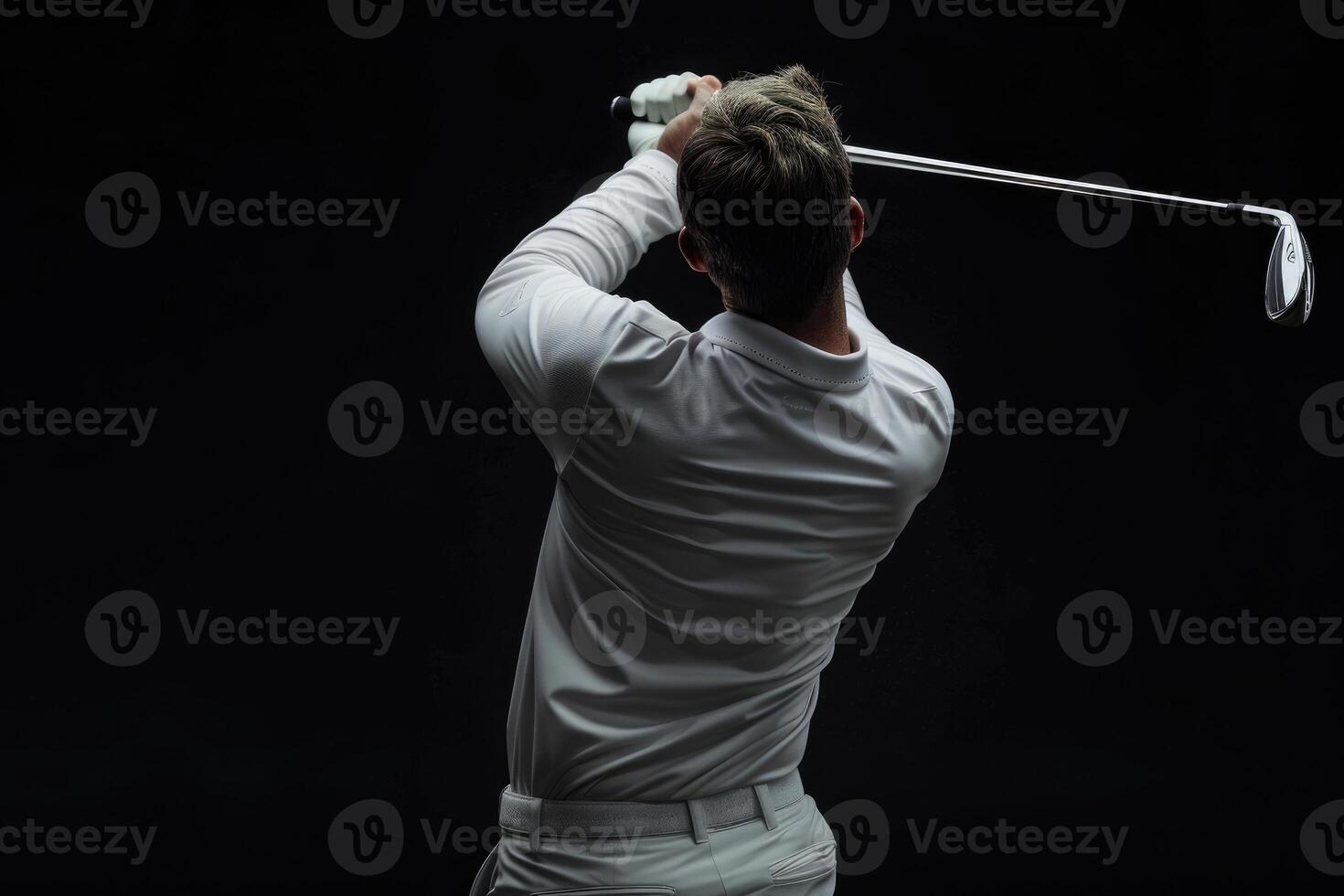 golfeur dans blanc chemise balançant sur noir Contexte. photo