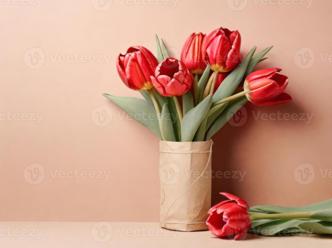 magnifique rouge tulipes dans artisanat papier sur beige pastel Contexte avec copie espace, printemps temps, de la mère journée. photo