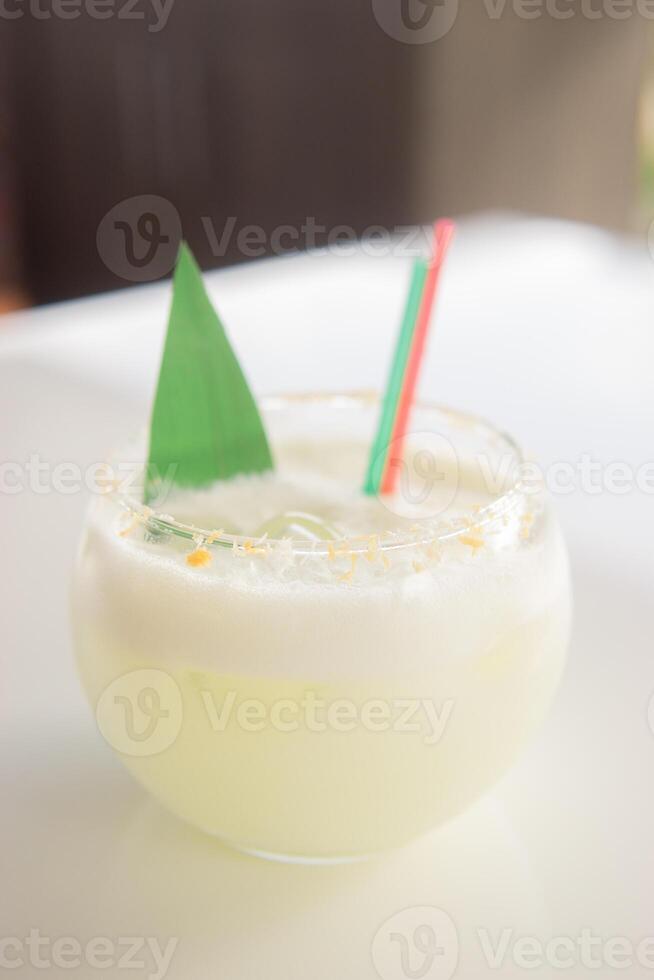 du froid noix de coco cocktail dans une faible verre verre. le concept de du froid été boissons. photo