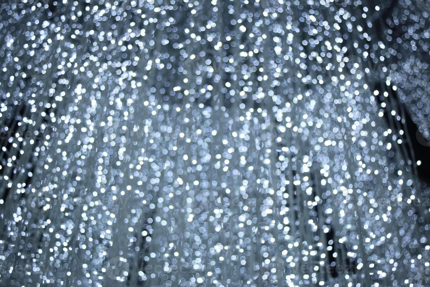 il pleut blanc bleu lumière néon bokeh avec foncé noir gris Contexte , de fête défocalisé lumières. photo
