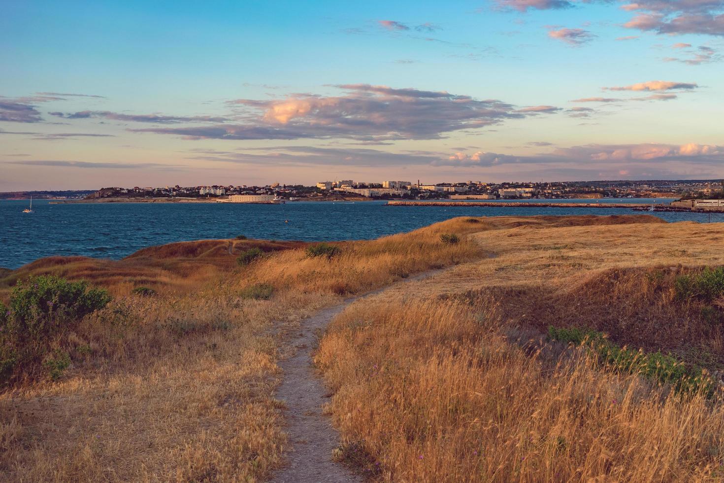 beau coucher de soleil sur les ruines de chersonesos. sébastopol, crimée photo