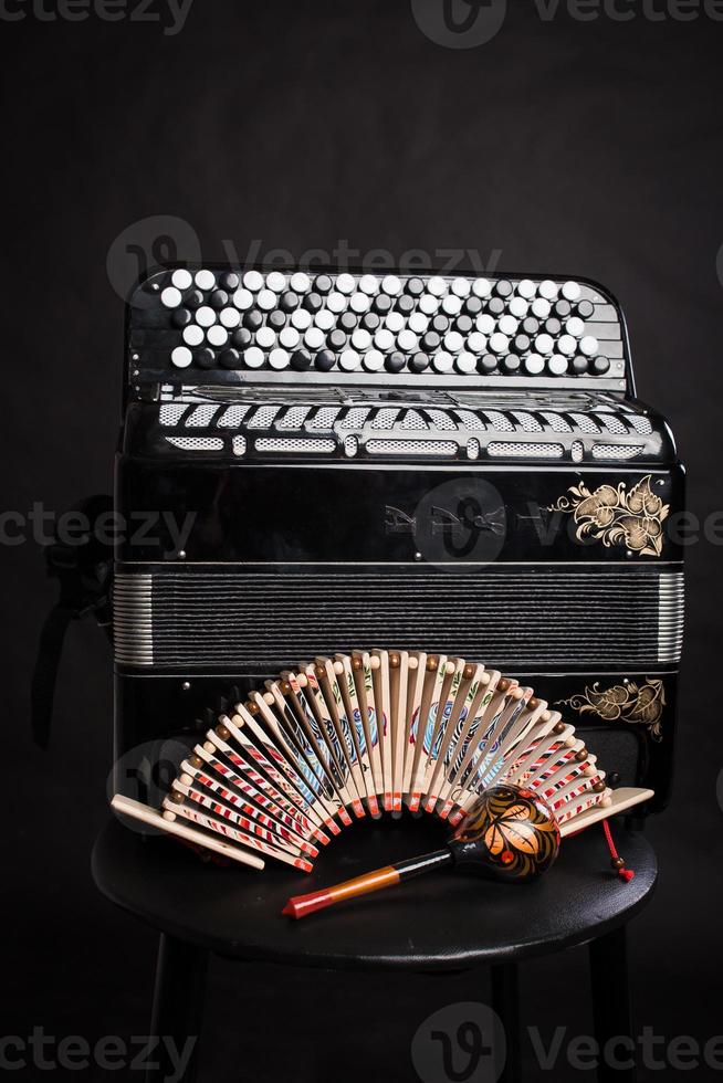 instruments de musique folkloriques russes. accordéon noir et hochets photo