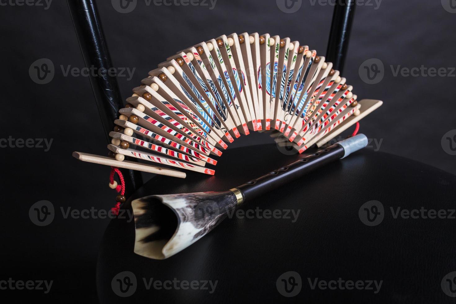 instruments de musique folkloriques russes. hochets et corne photo