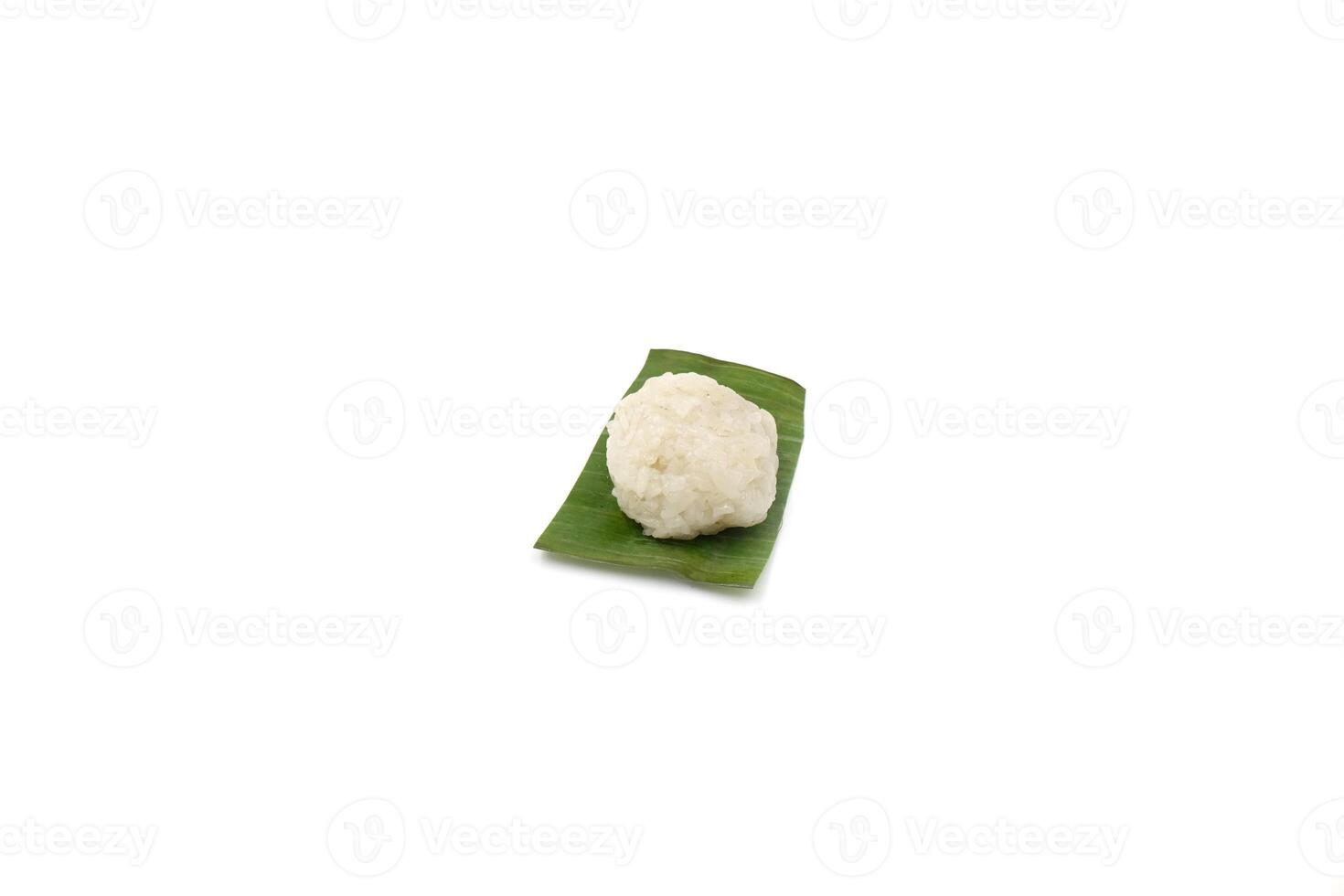 Le tape ketan est un aliment traditionnel d'Indonésie. fabriqué à partir de riz gluant transformé et enveloppé dans des feuilles de bananier. photo