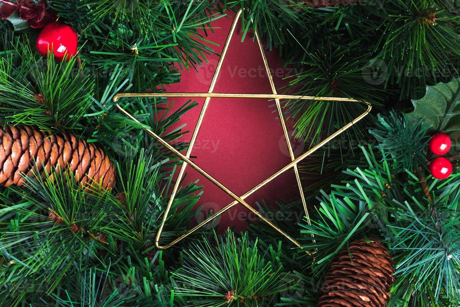 joyeux noël couronne avec doodle dessiner pomme de pin, élément de décoration cerise sur rouge photo