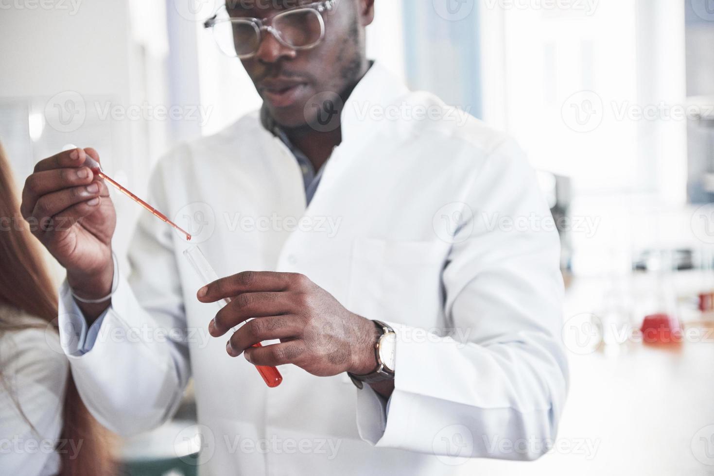 expériences en laboratoire de chimie. une expérience a été réalisée en laboratoire dans des flacons transparents photo