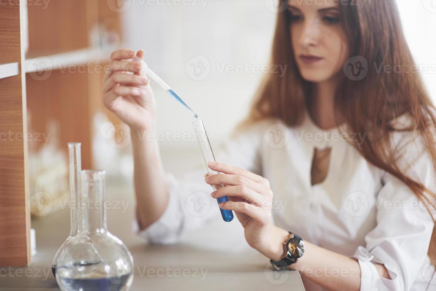 expériences en laboratoire de chimie. une expérience a été réalisée en laboratoire dans des flacons transparents photo