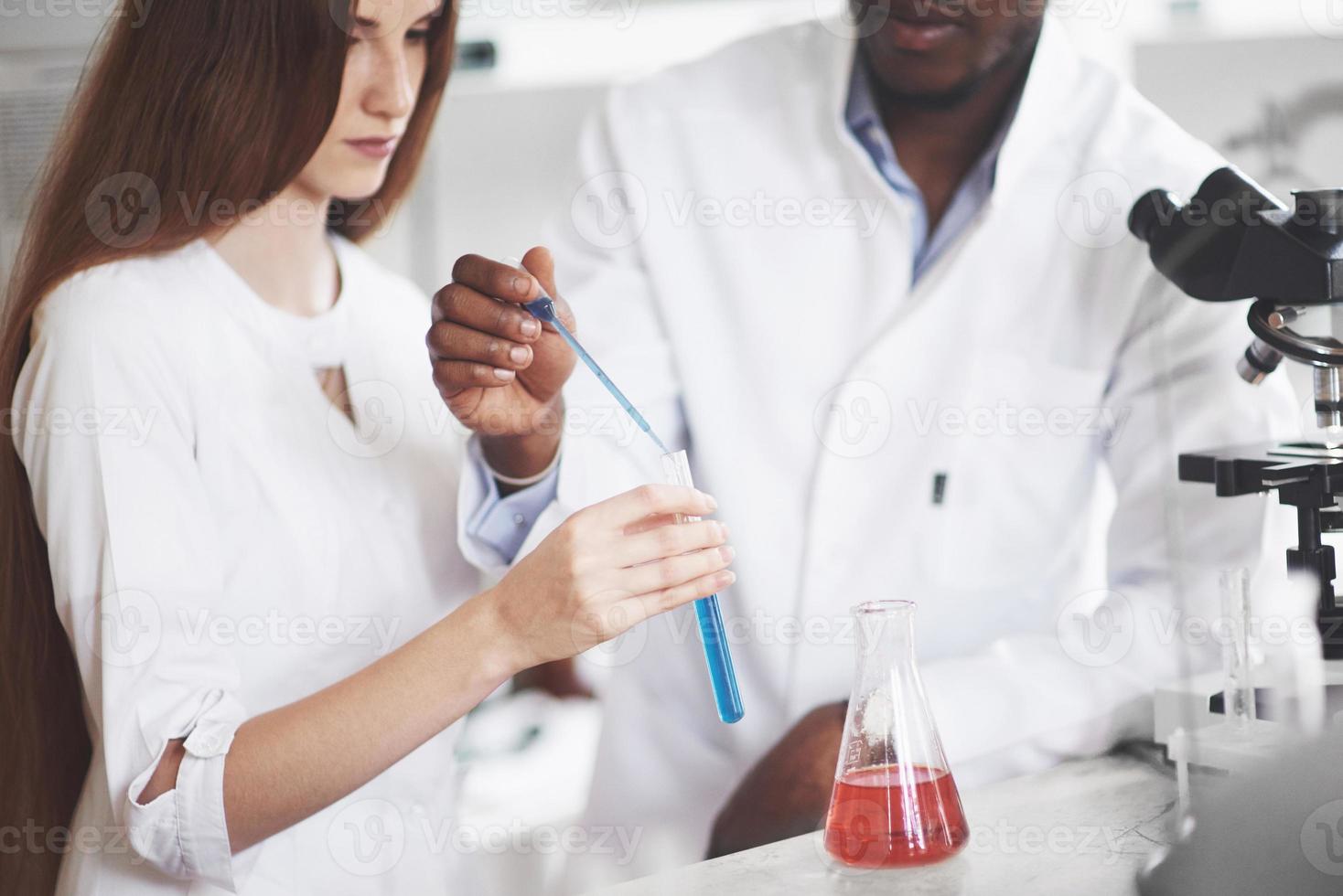 expériences en laboratoire de chimie. une expérience a été réalisée en laboratoire dans des flacons transparents photo