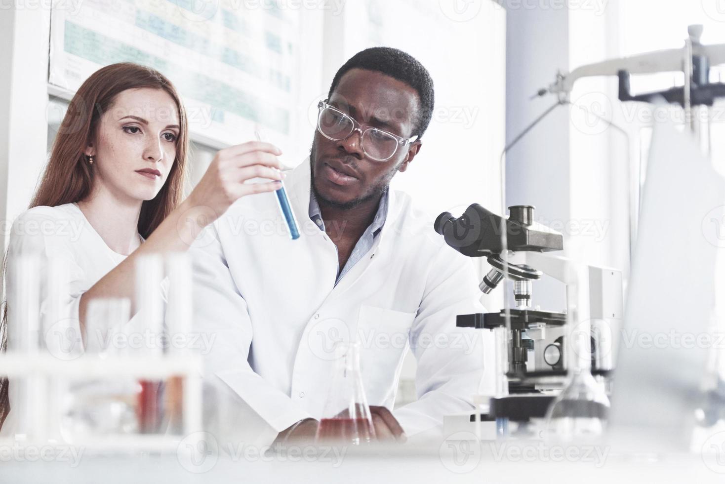 les laboratoires de laboratoire mènent des expériences dans le laboratoire de chimie photo