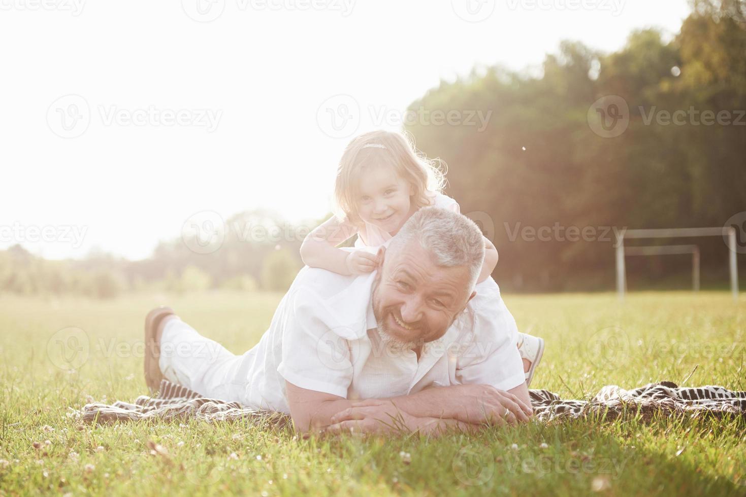 portrait de grand-père avec sa petite-fille, se détendre ensemble dans le parc photo