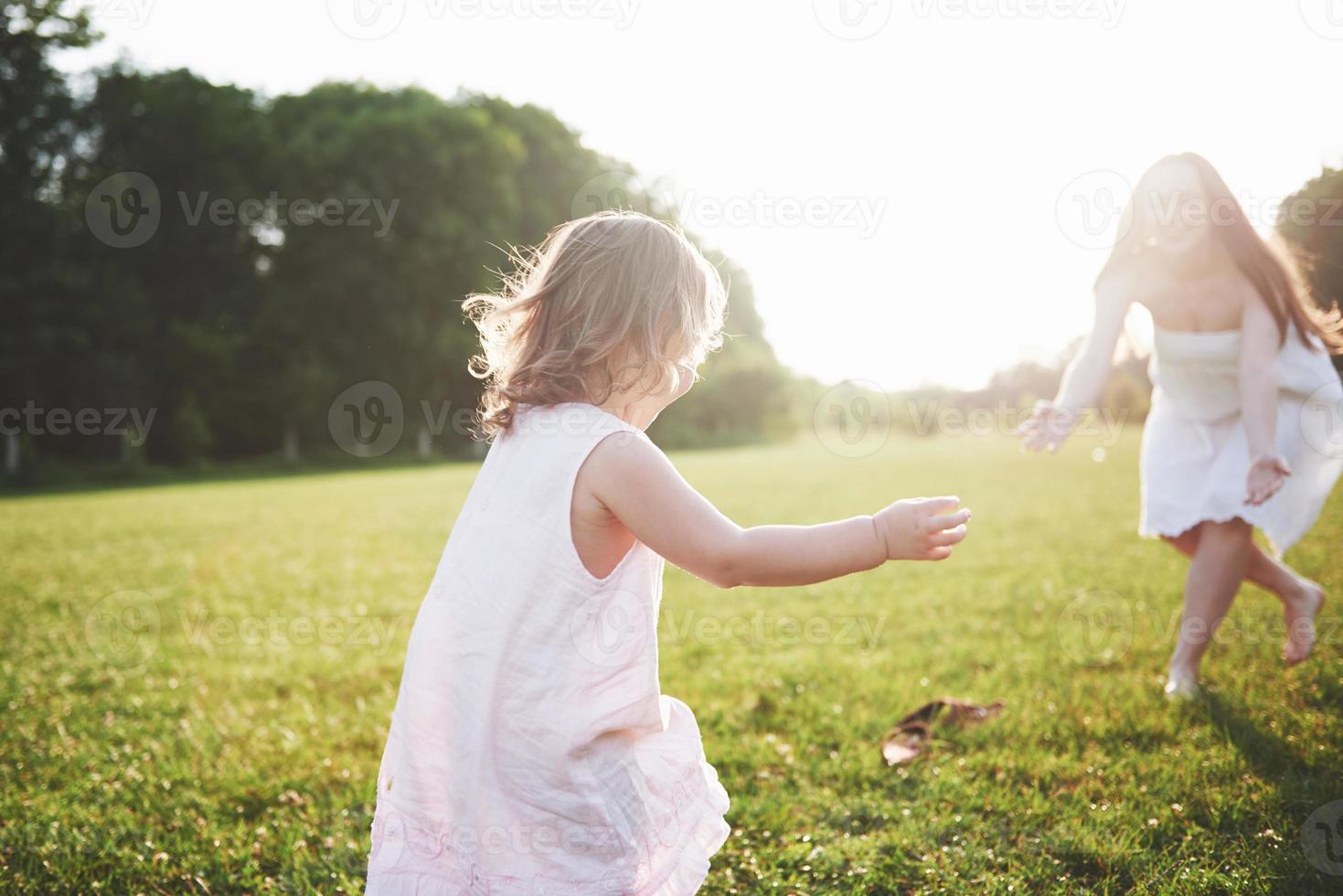 petite fille avec sa mère le jour ensoleillé d'été. photo