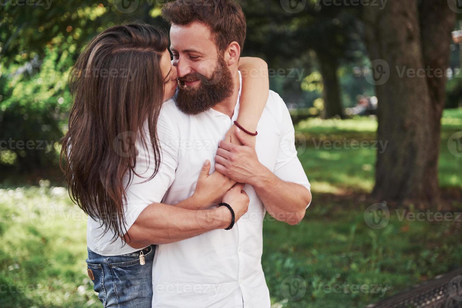 portrait d'un beau jeune couple souriant ensemble photo