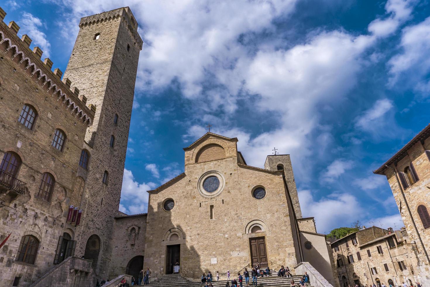 san gimignano, italie, 8 avril 2018 - personnes non identifiées sur la piazza del duomo à san gimignano, italie. le centre historique de san gimignano est inscrit au patrimoine mondial de l'unesco depuis 1990. photo