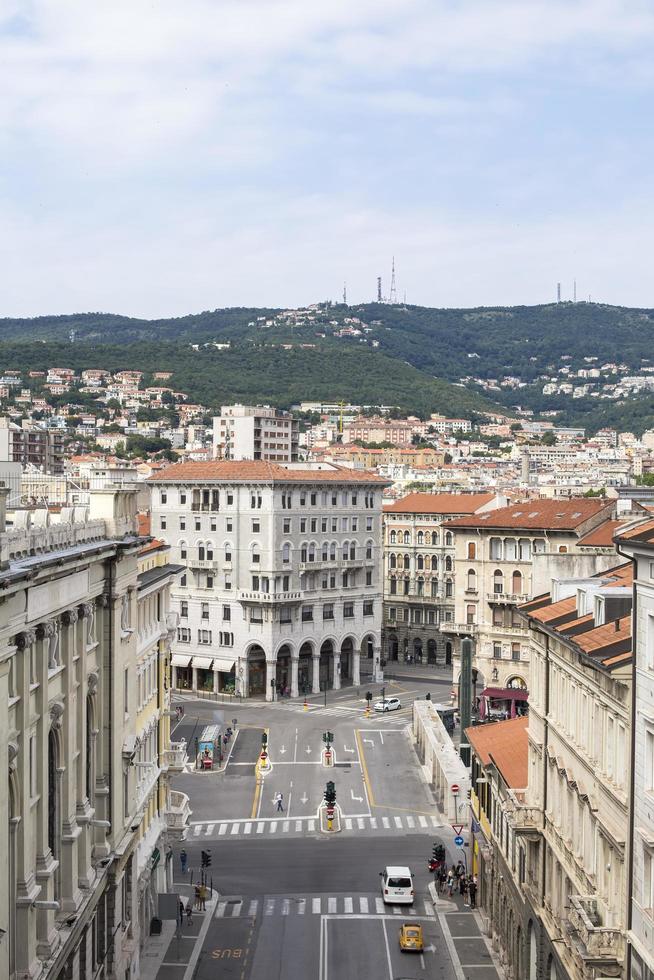 trieste, italie, 1 juillet 2018 - vue sur rue de trieste, italie. trieste est la capitale de la région frioul-venezia julienne, dans le nord-est de l'italie. photo