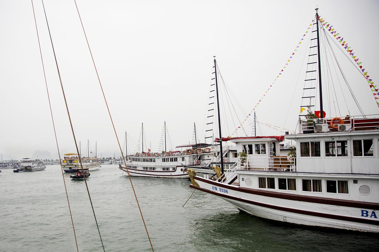 halong, vietnam, 28 février 2017 - bateaux de croisière touristiques au port d'halong. les principales industries à halong sont le tourisme, les services, le commerce, l'agriculture, la foresterie et la pêche photo