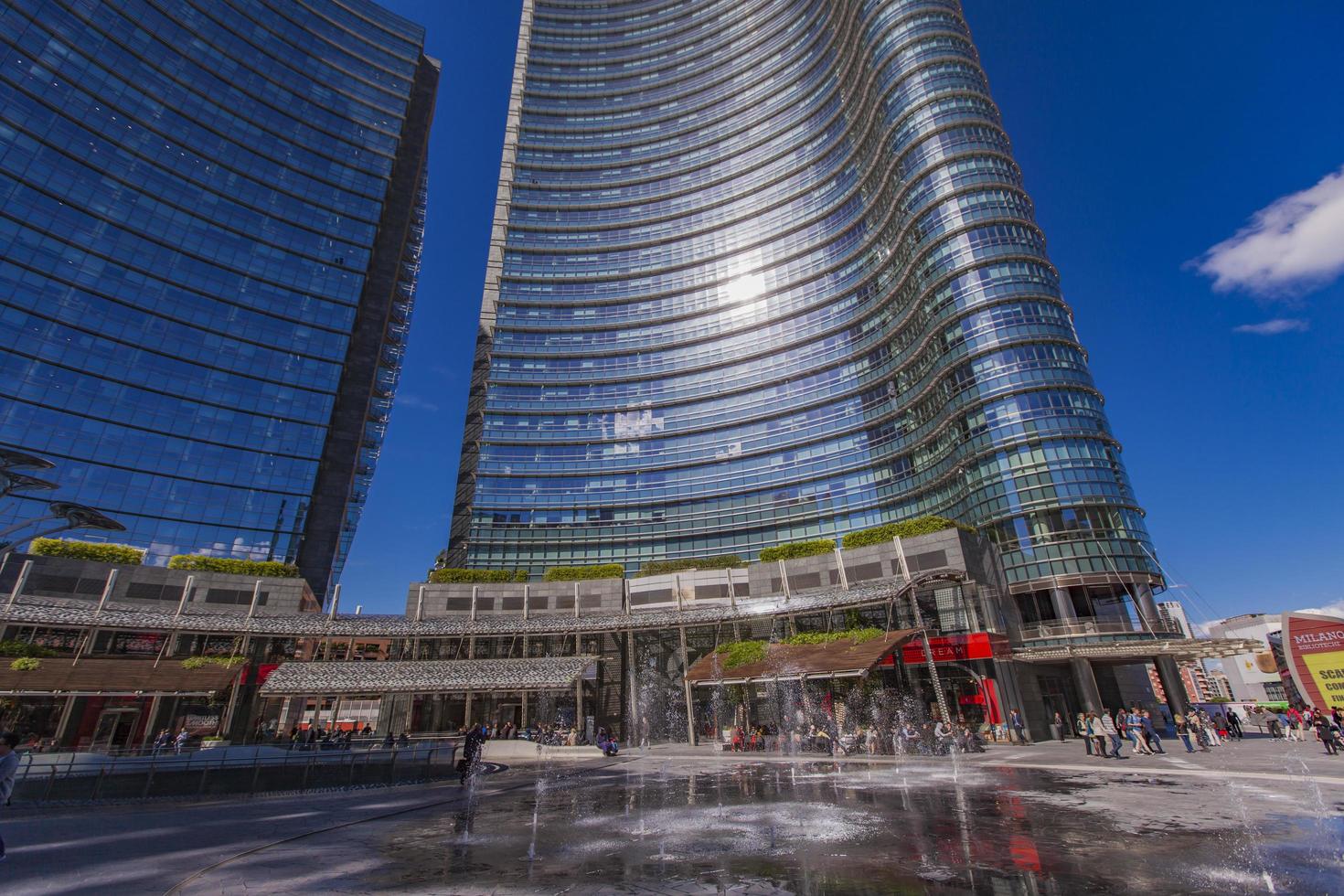 milan, italie, 28 avril 2017 - gratte-ciel modernes à porta nuova à milan, italie. porta nuova est le principal quartier d'affaires de milan. photo