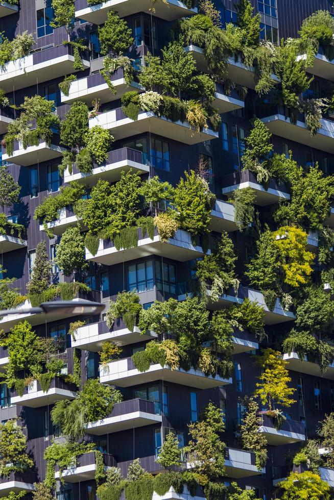 milan, italie, 28 avril 2017 - détail du bosco vertical à milan, italie. c'est une paire de tours résidentielles dans le quartier de porta nuova de milan qui abrite plus de 900 arbres. photo