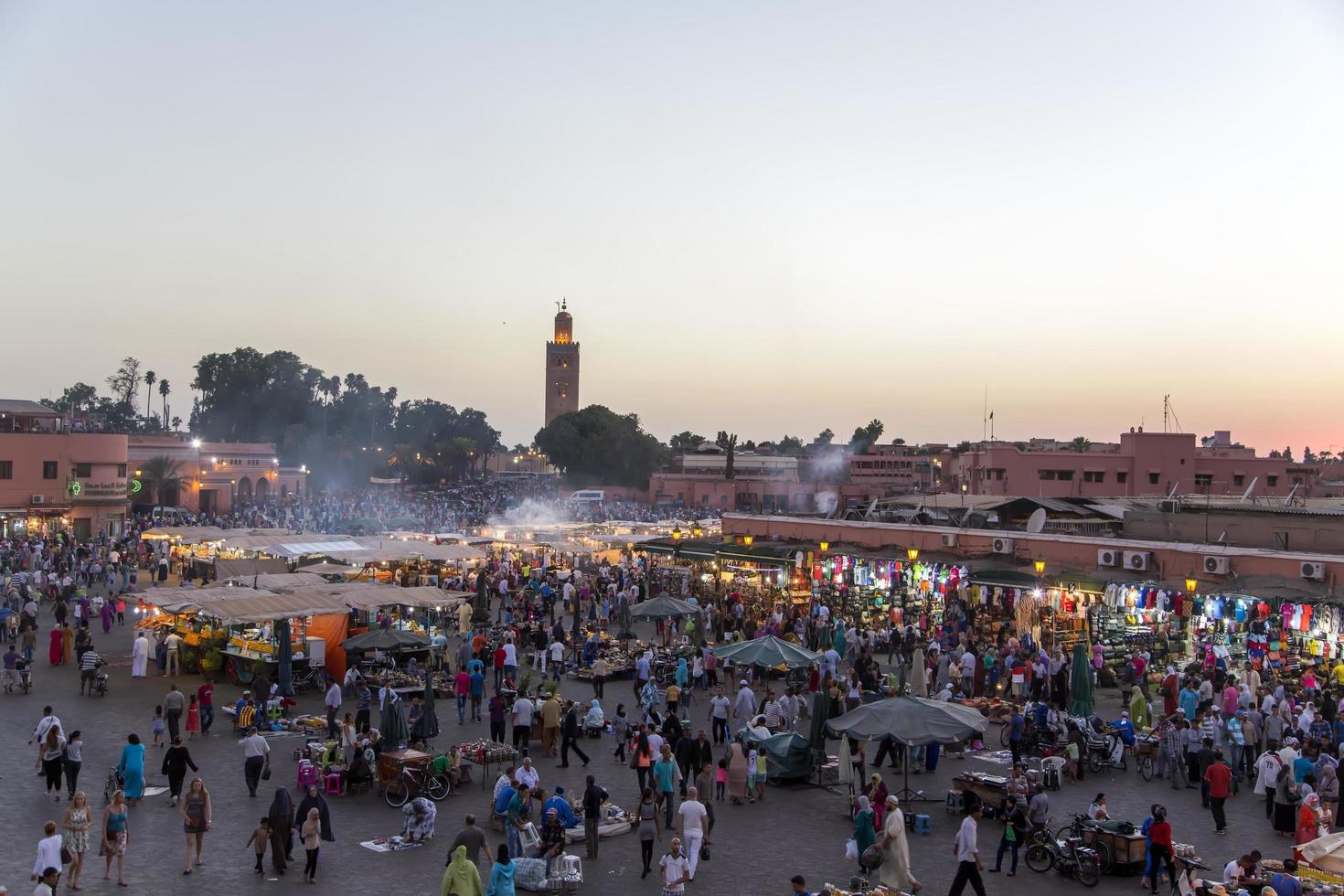 Marrakech, Maroc, 11 septembre 2014 - personnes non identifiées à Jeema el Fna à Marrakech, Maroc. jeema el fna a reçu le label unesco des chefs-d'œuvre du patrimoine oral et immatériel de l'humanité. photo