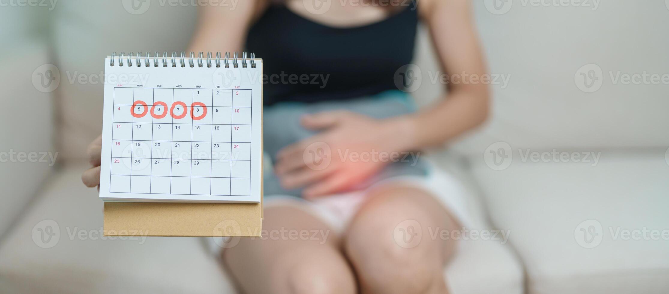 menstruation période cycle de mensuel et maux d'estomac concepts. femme ayant abdomen douleur avec chaud l'eau bouteille et calendrier, maladies femelle souffrir de prémenstruel mal et corps santé problème photo