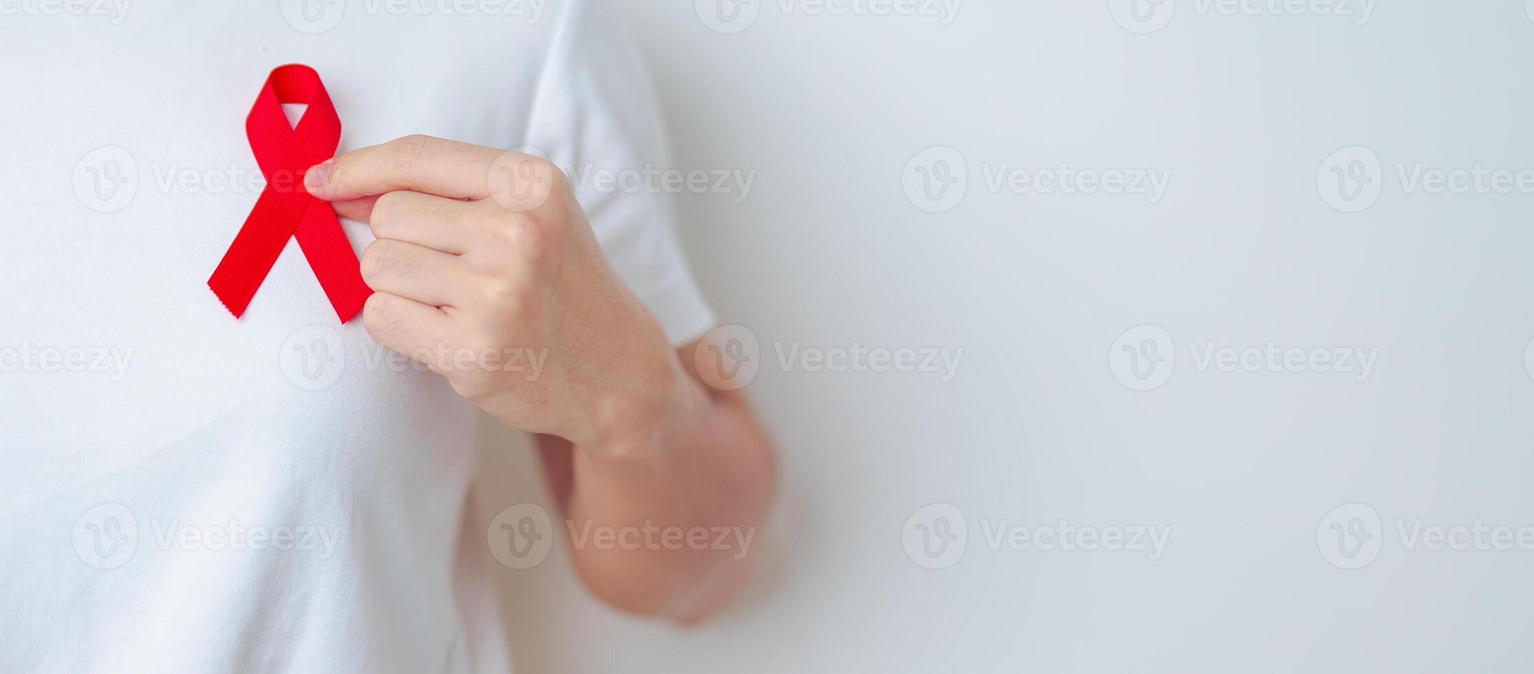 femme avec rouge ruban pour décembre monde sida jour, acquis immunitaire carence syndrome, plusieurs myélome cancer conscience mois et nationale rouge ruban semaine. soins de santé et monde cancer journée concept photo