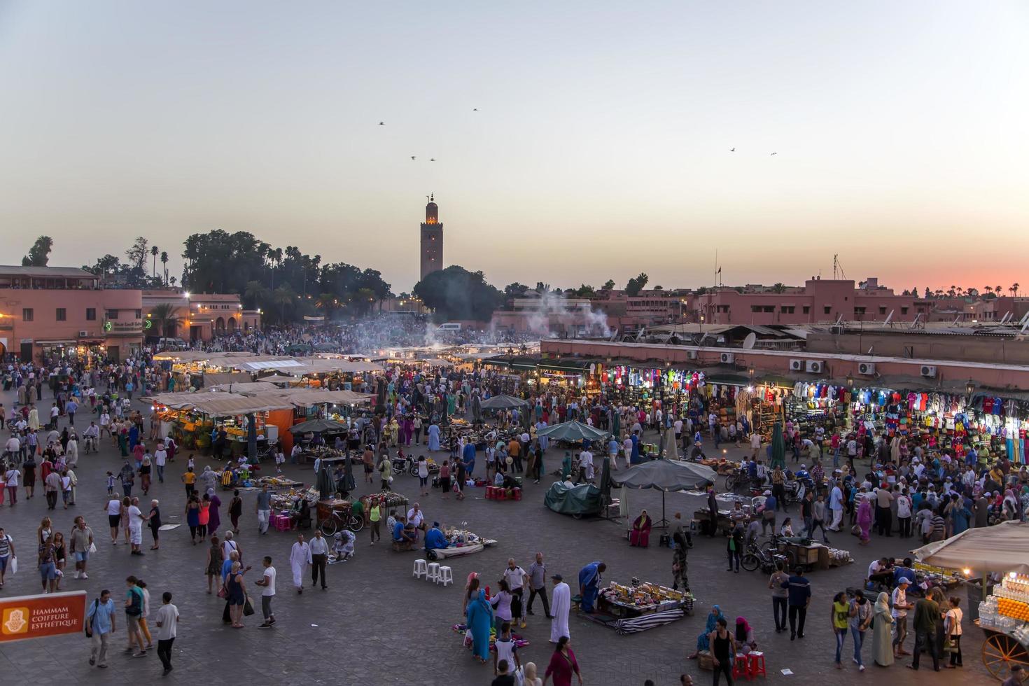 Marrakech, Maroc, 11 septembre 2014 - personnes non identifiées à Jeema el Fna à Marrakech, Maroc. jeema el fna a reçu le label unesco des chefs-d'œuvre du patrimoine oral et immatériel de l'humanité. photo