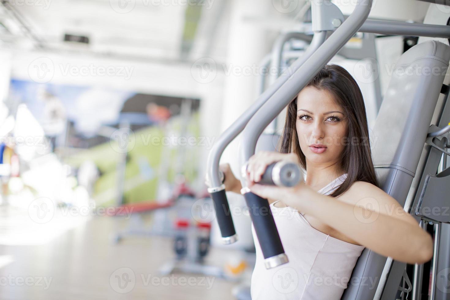 fille dans la salle de gym photo