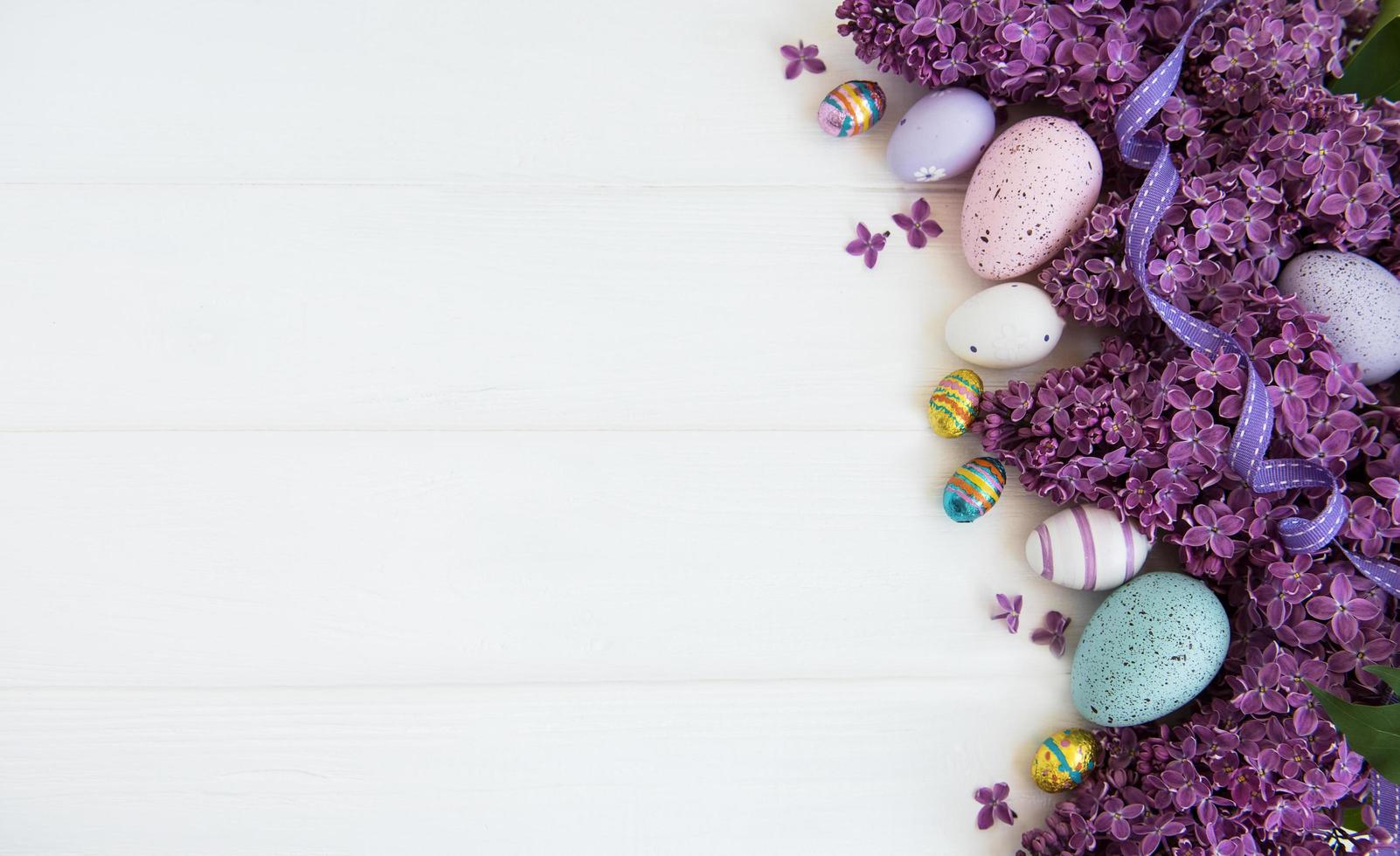 fleurs lilas printanières et œufs de pâques photo
