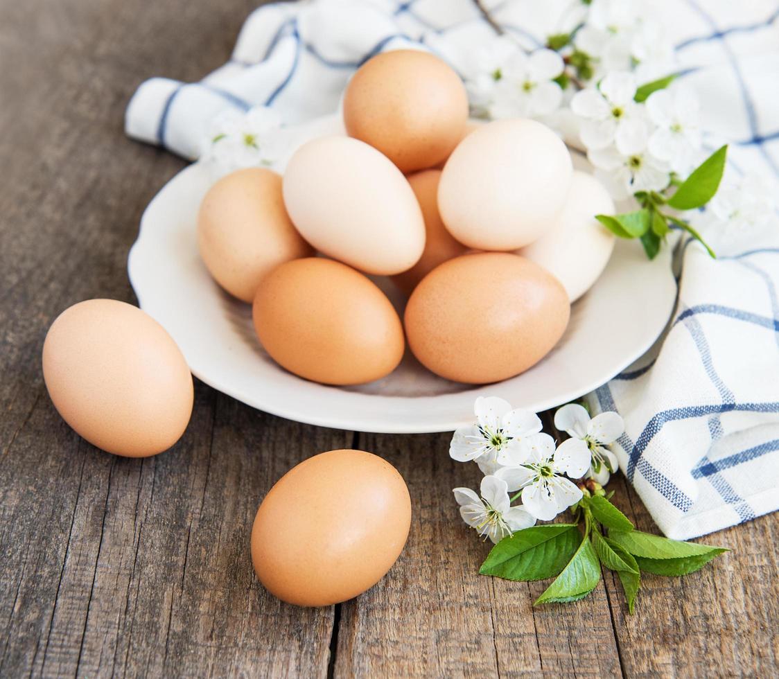 assiette avec des oeufs de poule photo