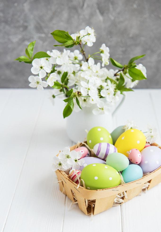 fleurs de printemps et oeufs de pâques photo