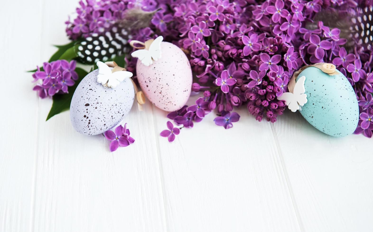 fleurs lilas printanières et œufs de pâques photo