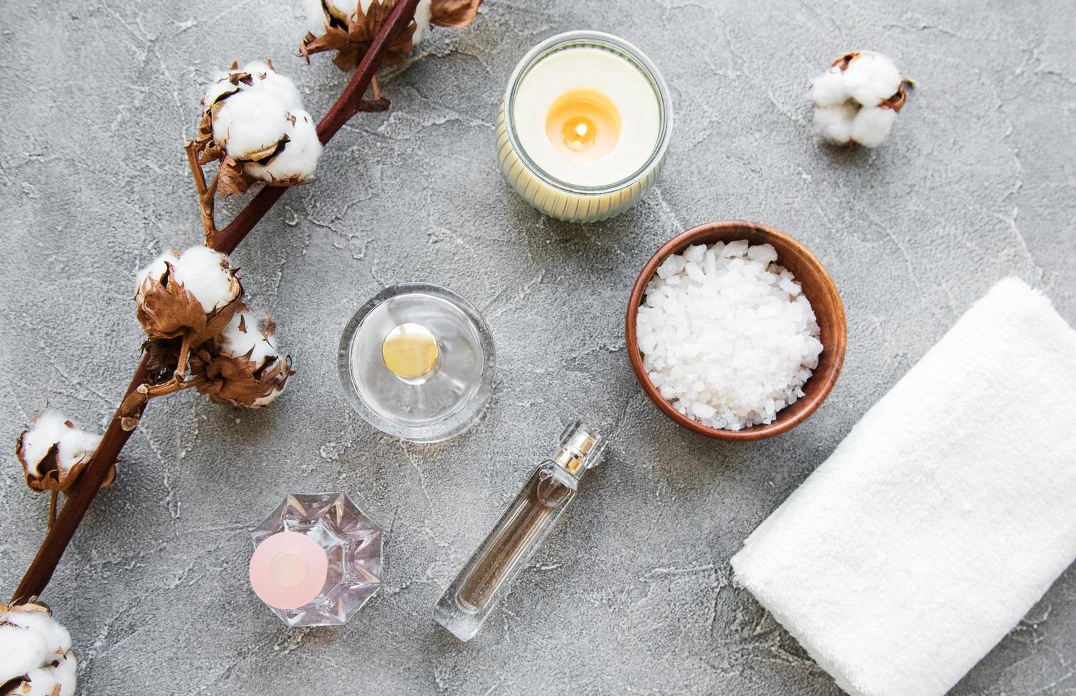 produits de spa avec des fleurs de coton photo