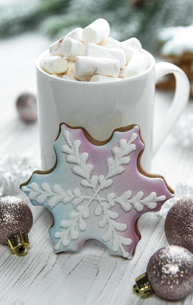 cacao de noël, biscuits au pain d'épice et décorations. photo